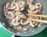 Hình bước làm 2 của món Mì xào bầu dục