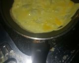 Foto langkah ke 2 dari resep Telur gulung isi wortel ayam.
