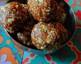 A picture of step 4 of Mix seeds no sugar laddu.