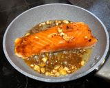 A picture of step 5 of Salmon teriyaki.
