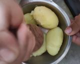 A picture of step 3 of Aloo paratha.