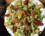 Foto del paso 3 de la receta: Ensalada de salmón ahumado y queso gorgonzola con cóctel de frutos secos y crema balsámica de manzana con galletitas saladas