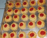 Foto langkah ke 4 dari resep Strawberry tumbprint.
