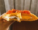 Foto del paso 5 de la receta: Arepa e huevo muy fácil doradita en air fryer con hogao 😌