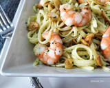 Foto del paso 6 de la receta: Tallarines con langostinos y ajos fritos
