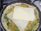 Omelette de huevos con champiñones