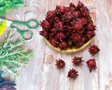 Hình bước làm 1 của món Mứt và siro atiso đỏ (hoa bụp giấm)