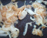Foto del paso 1 de la receta: Empanadas de choclo con salsa blanca, cebolla caramelizada y queso