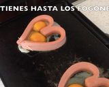Foto del paso 3 de la receta: Huevos fritos en forma de corazón