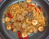 Foto langkah ke 3 dari resep Spagetti Bakso Udang Goreng Lada Hitam.