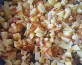 Une image de l'étape 2 de Pommes de terre & oignons  aux oeufs brouillés.