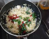 Foto langkah ke 4 dari resep Nasi goreng bawang keju sayur beku.