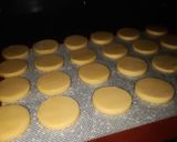 Foto del paso 4 de la receta: Alfajores sablee (bañados en chocolate, c/ crocante de maní)