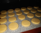 Foto del paso 4 de la receta: Alfajores sablee (bañados en chocolate, c/ crocante de maní)