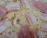 Foto del paso 2 de la receta: Pizza bacon, tomatiga, ceba, ais, formatge sense lactosa