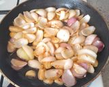 Sült köményes pecsenye knédlivel és édeskáposzta párolva recept fázis 2 fotója