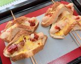 Gambar langkah 4 resipi 👩‍🍳Oven-toasted Sausage Bread.