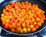 Foto del paso 2 de la receta: UCHUVAS🍅a Las Finas Hierbas Con🎂Mozzarella...!🥳