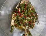 Foto langkah ke 4 dari resep Tim ikan ala thai / Thai steam fish with lime.