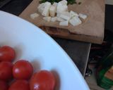 Foto del paso 1 de la receta: Tomate cherry, con palta y queso de cabra