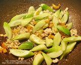 รูปขั้นตอนการทำที่ 2 ของ แตงกวาผัดไข่