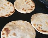A picture of step 3 of Bhakri Chutney Pizza.