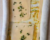 Foto del paso 4 de la receta: Palmeritas saladas muy fáciles usando tapa para pascualina 🏝️palmeritas de queso con ajo y perejil 🌴