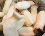 Hình bước làm 1 của món Khô gà lá chanh chay|Khô nấm lá chanh