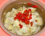 居家辦公簡易餐～竹筍鱸魚雞腿湯的食譜步驟1照片