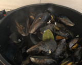 Foto del paso 3 de la receta: Mejillones en jugo de limón y vino blanco,