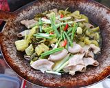 Hình bước làm 2 của món Phèo xào dưa cải chua