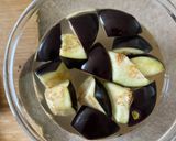 A picture of step 2 of 🍆 Aubergine and basil marinated with olive oil salad.
