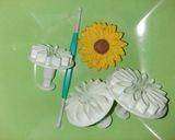 A picture of step 5 of Cake with meringue buttercream frosting & Fondant flowers.