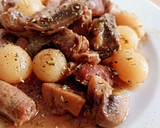 Foto del paso 10 de la receta: Lagarto y salchichas de cerdo con champiñones, patatas y alcachofas
