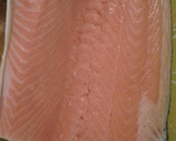 Foto del paso 1 de la receta: Salmón en salsa de pimiento seco curtido en aceite