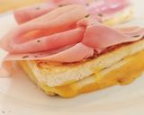 Foto del paso 3 de la receta: "Bikini", Sándwich mixto de Jamón York con tres Quesos
