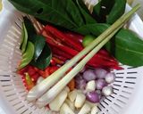 Foto langkah ke 1 dari resep Ayam Suwir bumbu pedas.