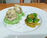 Foto del paso 5 de la receta: Receta de autor: filet de merluza con queso azul y crema menta, guarnición de manzanas verdes y repollos bruselas caramelizadas