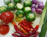 Foto langkah ke 1 dari resep Terong Lalap Tomat Cabe Garam.