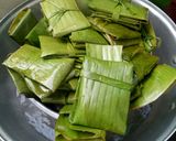 A picture of step 4 of Bánh Bột Lọc Wrapped in Banana Leaves.