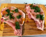 Une image de l'étape 6 de Côtes de porc marinées au chutney et persil grillées à la plancha.