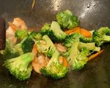 A picture of step 5 of Stir fried broccoli, carrot and prawns with mixed jasmine rice and riceberry 🦐 🥕 🥦.