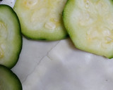 Foto del paso 4 de la receta: "Pastel" de tomate, zapallitos, cebolla y queso!🍅🧀🧅