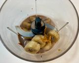 Foto langkah ke 2 dari resep Peanut Butter Banana Smoothie.
