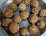 आटे के लड्डू (atte ke ladoo recipe in Hindi) रेसिपी चरण 3 फोटो