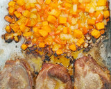 Foto del paso 4 de la receta: Chuletas de cerdo al ajo y perejil con batatas