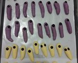 Foto langkah ke 4 dari resep Caterpillar Cookies.