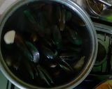 Foto langkah ke 2 dari resep Kerang Hijau Saus Padang.