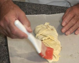 Foto del paso 7 de la receta: Trenza de hojaldre rellena de crema y frutos secos