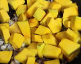 A picture of step 1 of Kaddu ki sabzi (pumpkin sabzi).